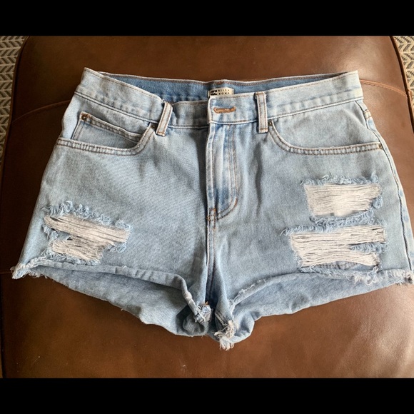 EUC Womens Billabong Size 28  Jean Shorts Women - Distressed - Picture 2 of 10